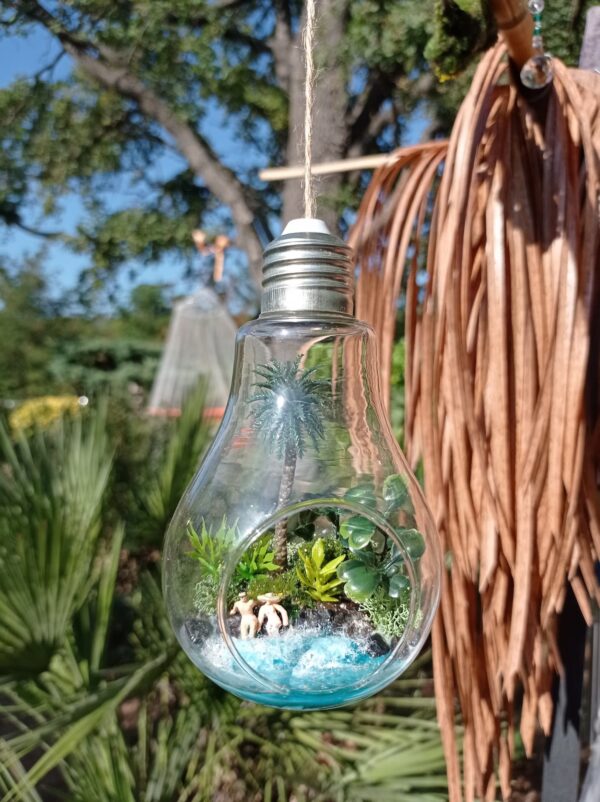 Bulle ampoule de 13 cm et couple à la plage.