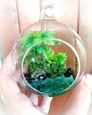 Bulle en verre 10cm, paysage tropical avec support en métal.