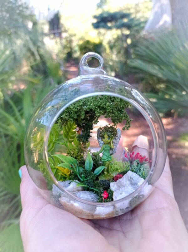 Bulle en verre 10 cm avec fée et éclats de cristal de roche.