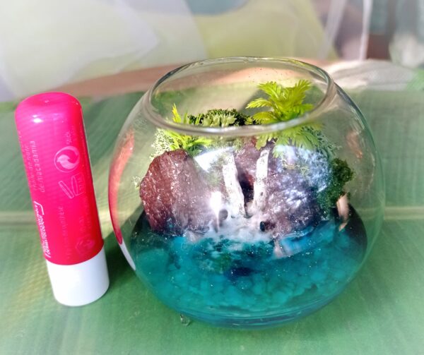 Cascade miniature dans une bulle de 8 cm.