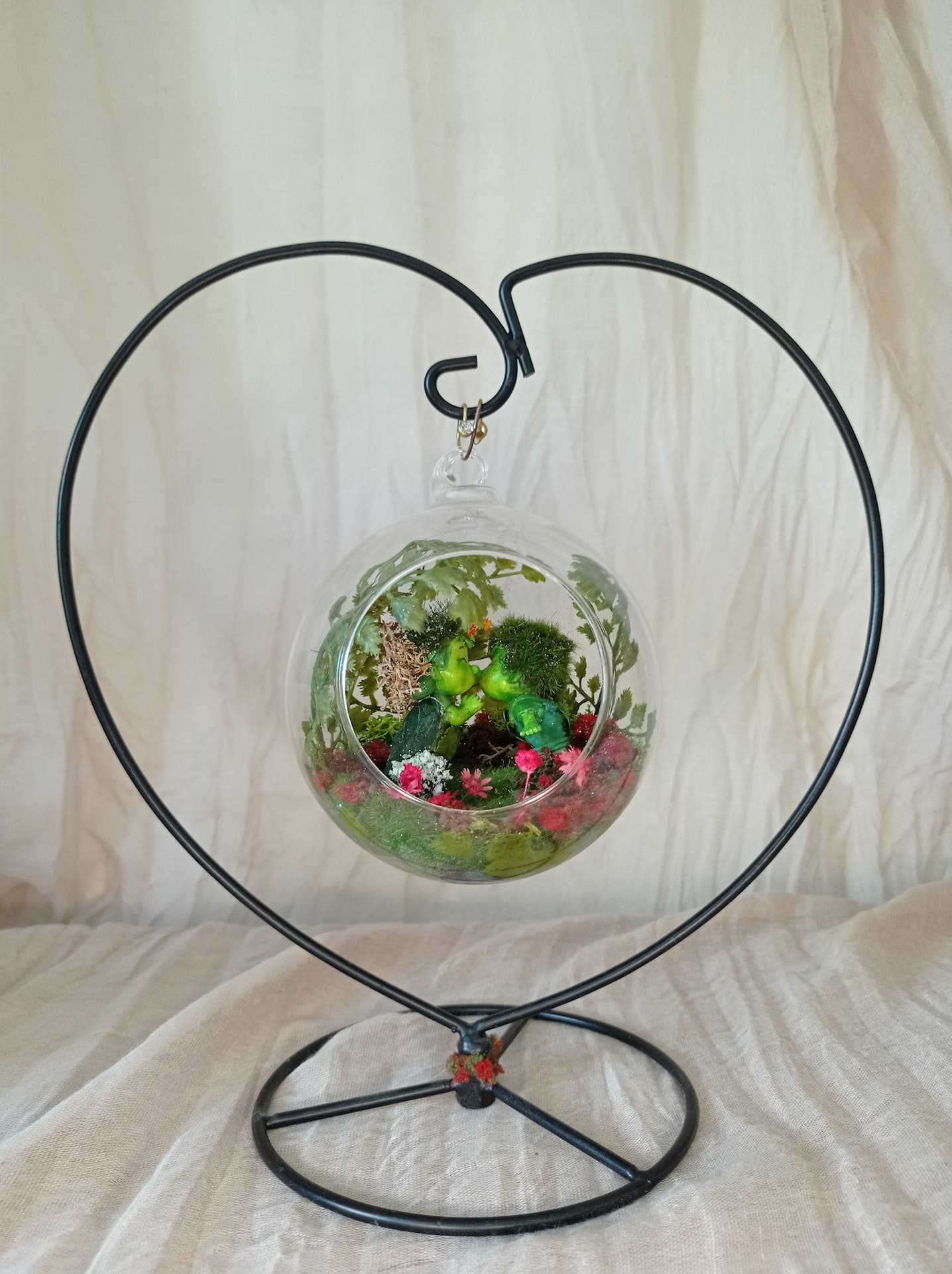 Bulle en verre et support en métal avec couple de lutins amoureux.