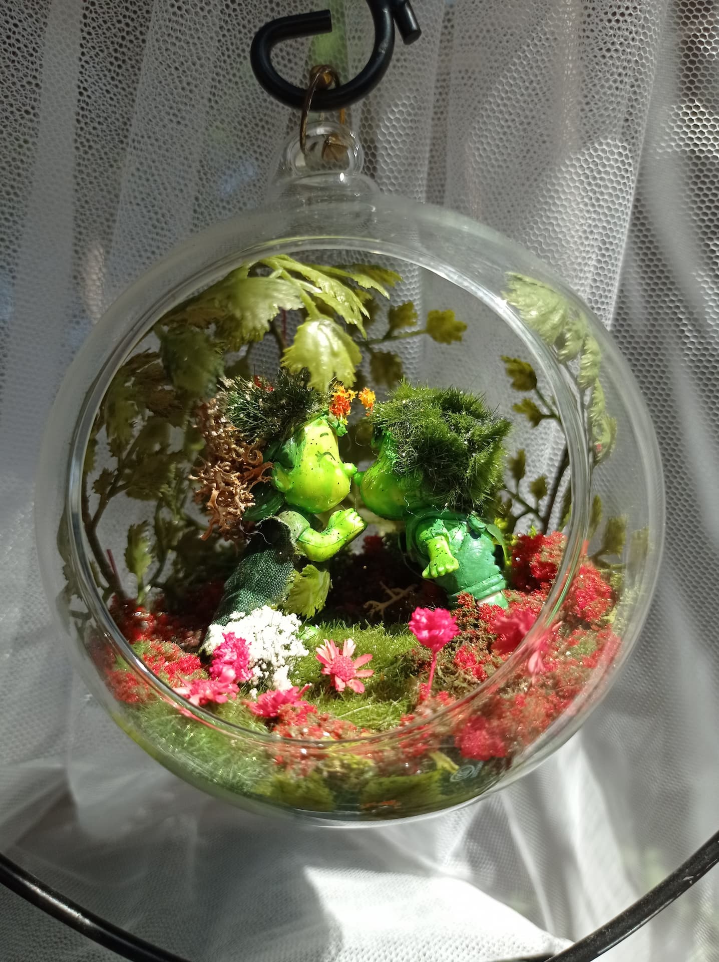 Couple de lutins dans une bulle 10 cm et support cœur en métal